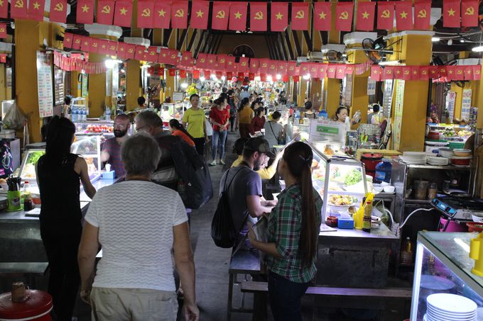 市場建物内はベトナムの食とハンドメイドに溢れる
