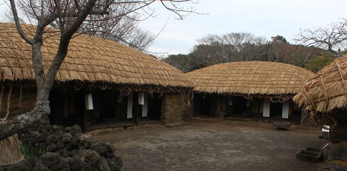 山村・漁村の古民家も再現！日本の茅葺とは違うマクサリ家！