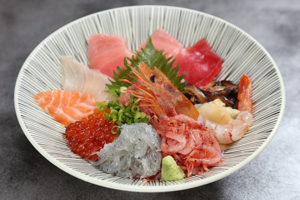 駿河湾の新鮮な海鮮丼を富士山を見ながらどうぞ！
