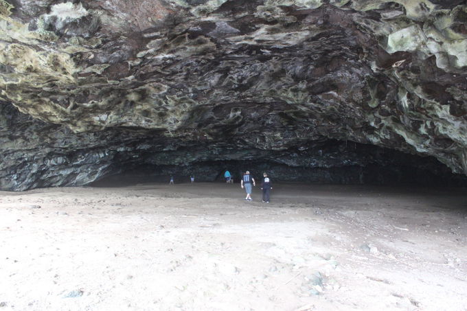 巨大な洞窟「Maniniholo Dry Cave」