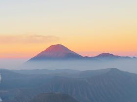 インドネシアで赤富士を拝む!?ジャワ島東部「ブロモ・テンゲル・スメル国立公園」