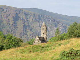 アイルランドの歴史を見続けた建物「グレンダロッホの初期教会群」