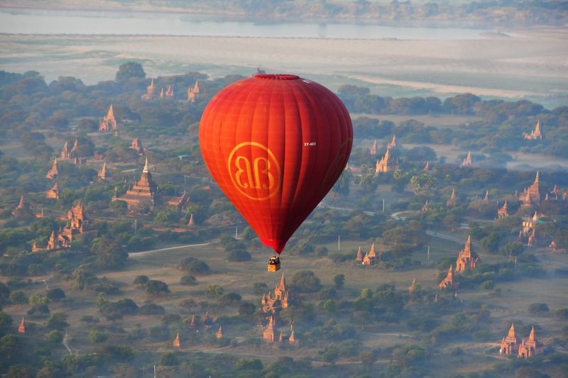 ミャンマーのバガンで熱気球に乗って世界三大仏教遺跡を空中散歩