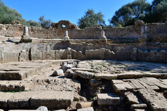 劇場と噴水、ローマ時代の道