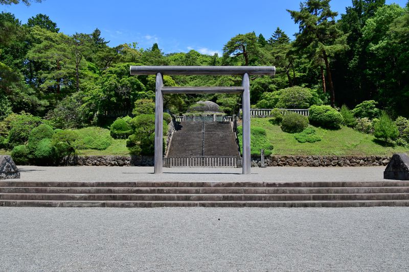 静謐の時が流れる東京「武蔵陵墓地」大正・昭和二代の天皇陵を訪ねる