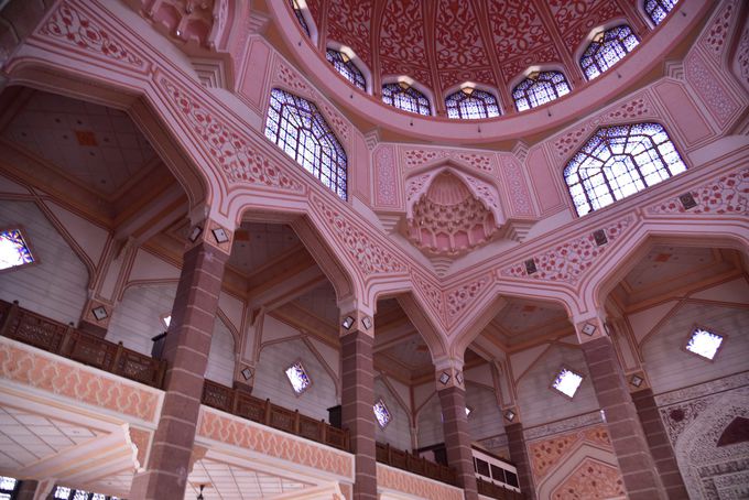 モスク内部にも技巧の妙 丸天井の幾何学模様