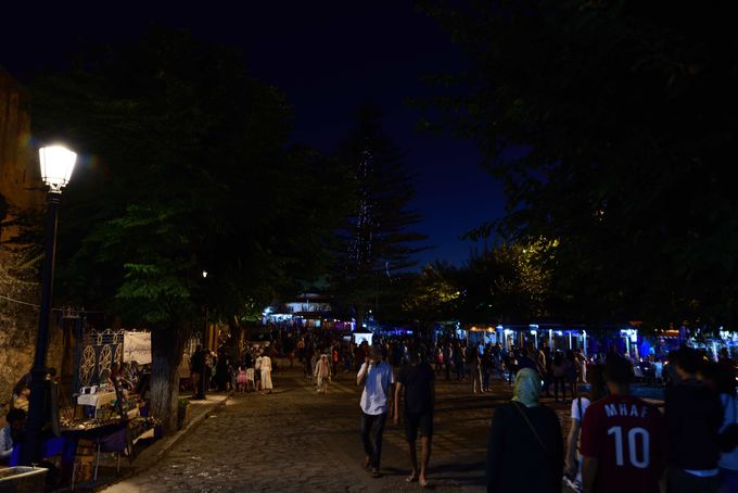 夜中まで活気の溢れるハマム広場