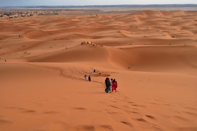 砂丘と空の美しいコントラスト・砂漠の風景