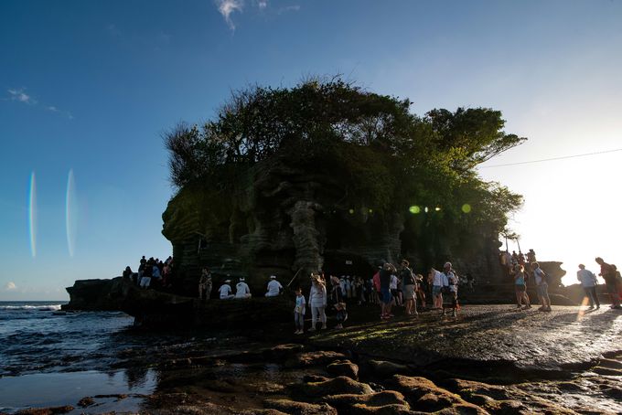 海に浮かぶバリ島の絶景「タナロット寺院」 | インドネシア | トラベル