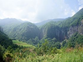 気分は秘境探検！大絶壁にかかる２つの滝「米子大瀑布」(長野県須坂市)