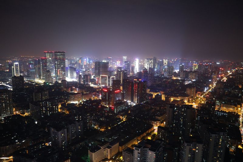 無数に散らばる星のような中国成都の夜景を望む「四川省テレビタワー」