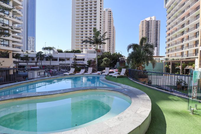 �z�e���̂悤�ȕ��͋C�̃v�[���ł̂�т�