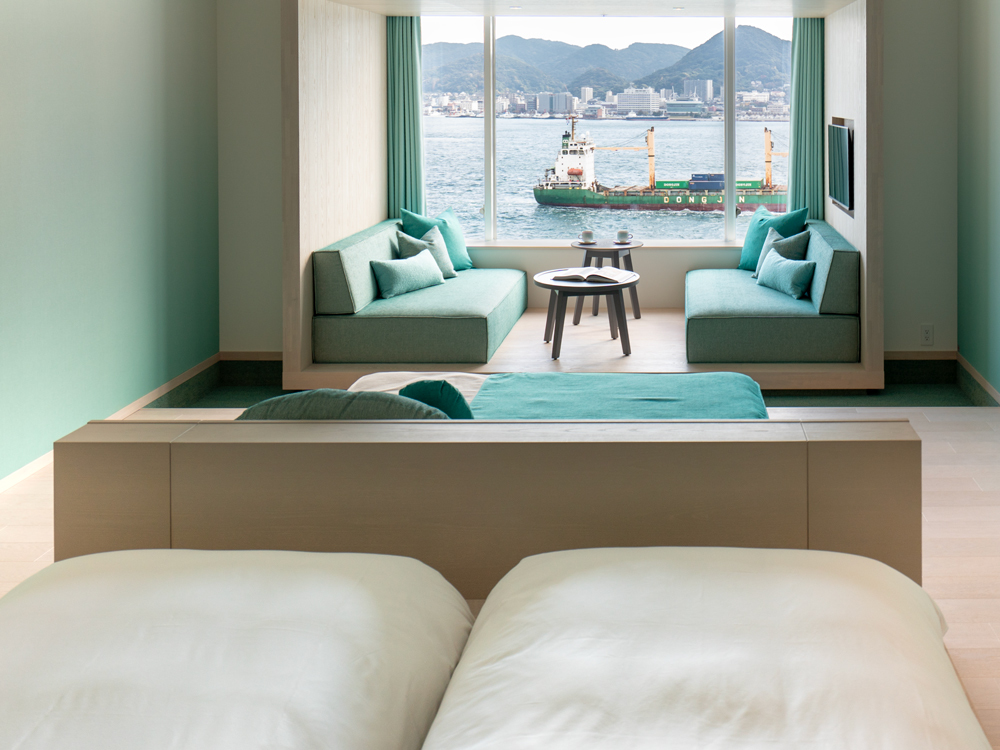 �C���s�������D���i���y���߂�C���r���[�̋q��