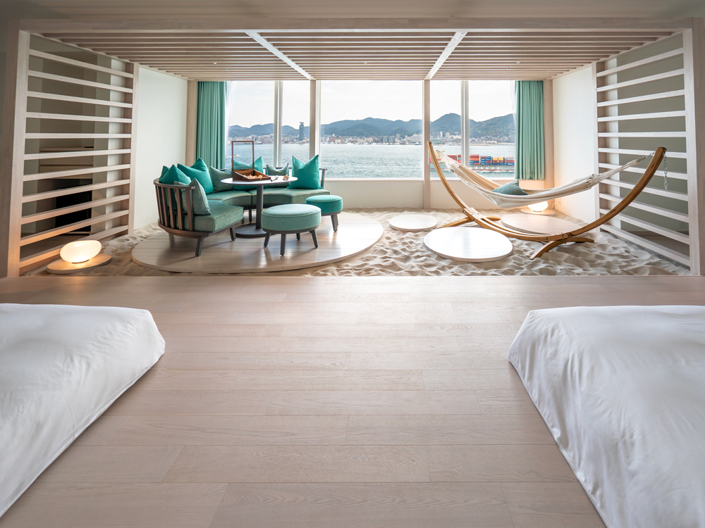 �C���s�������D���i���y���߂�C���r���[�̋q��