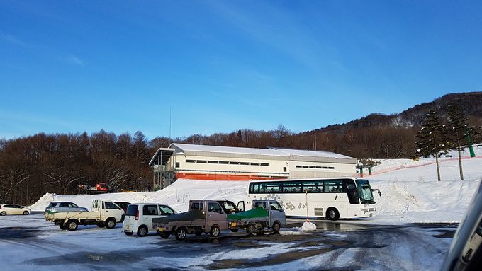 スキー場へは無料送迎バスで