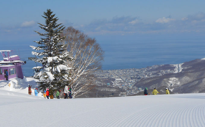 海の見えるパウダー天国！北海道「朝里川温泉スキー場」