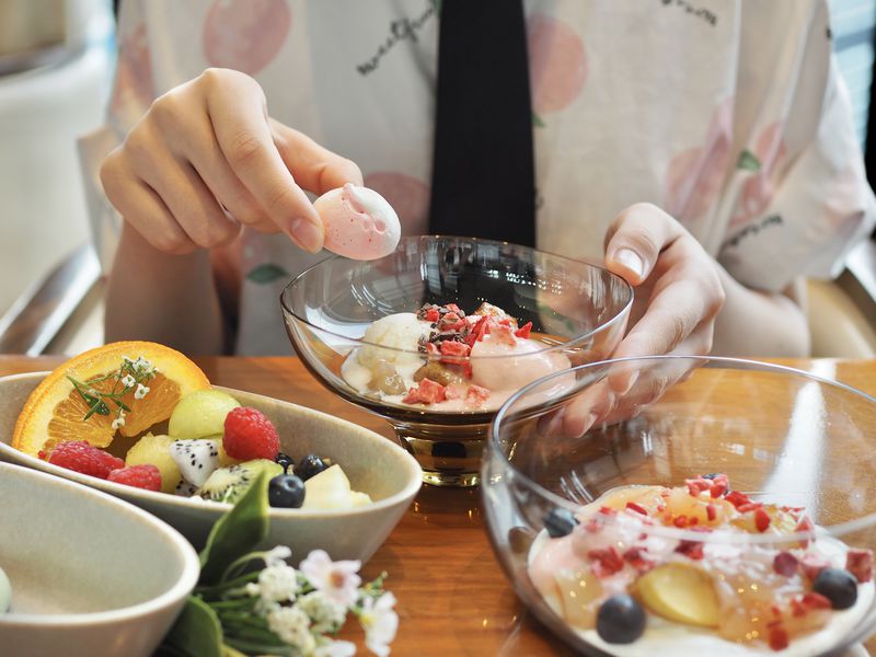 ピーチ＆ヨーグルトでパフェ作り体験も！コンラッド大阪・初夏の