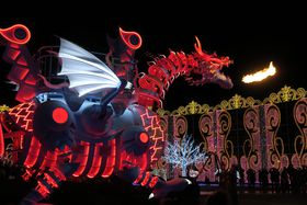 �n�E�X�e���{�X�̃C���~�͌������ځI���𕬂����̃h���S�����{�b�g�����o��̋L���T���l�C��