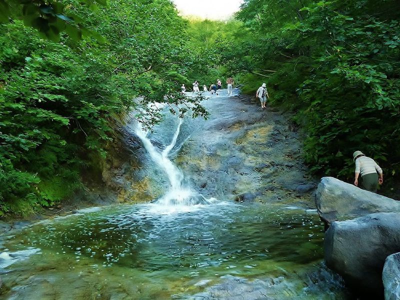 北海道の秘境、知床の神秘！温泉が流れるカムイワッカ湯の滝