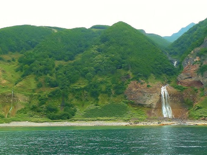 海から眺める「カムイワッカの滝」