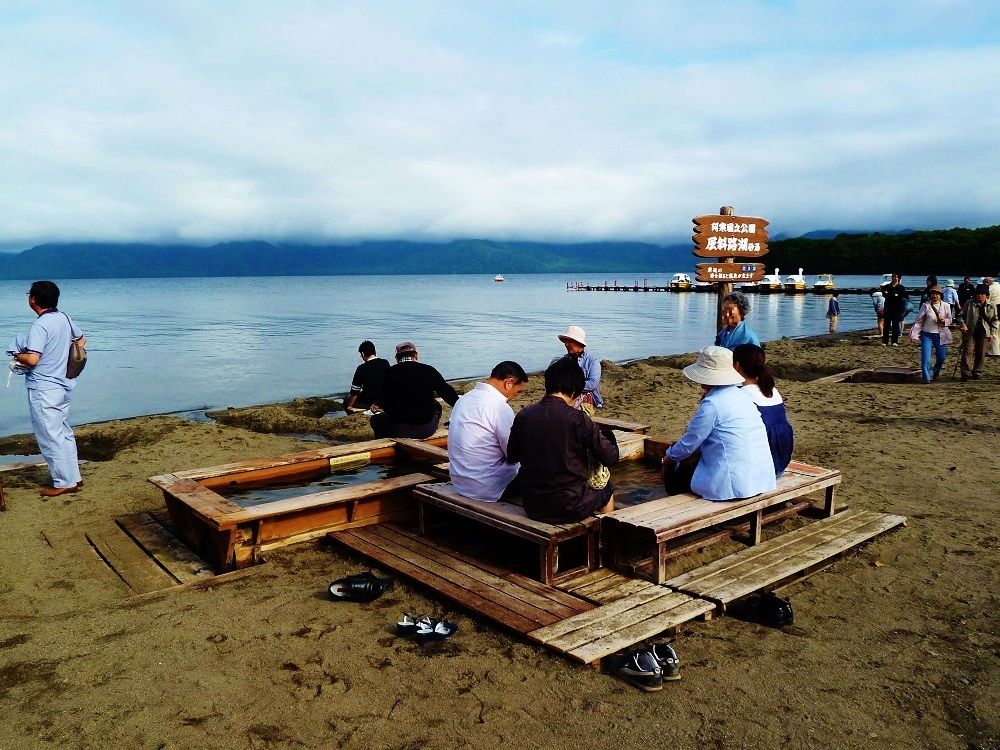 砂を掘ってＭＹ露天風呂を作ろう！北海道・屈斜路湖の砂湯