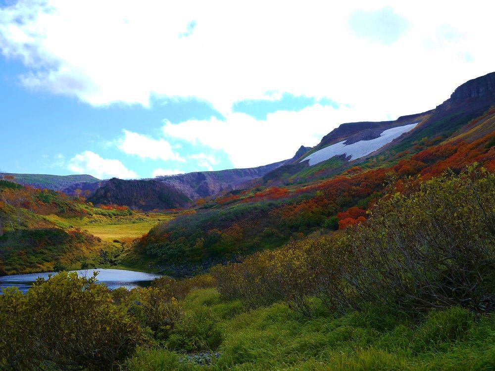 紅葉美しい錦色の森！秋の絶景、北海道「大雪高原沼めぐり」