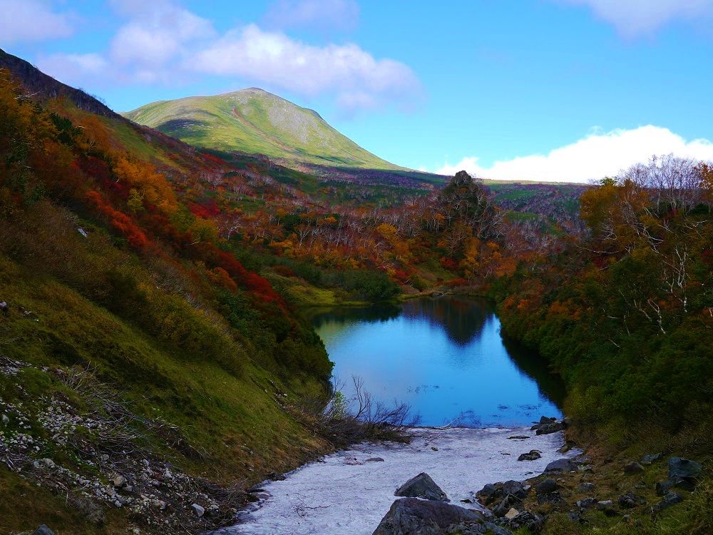 紅葉と雪渓が美しい絶景の「高原沼」