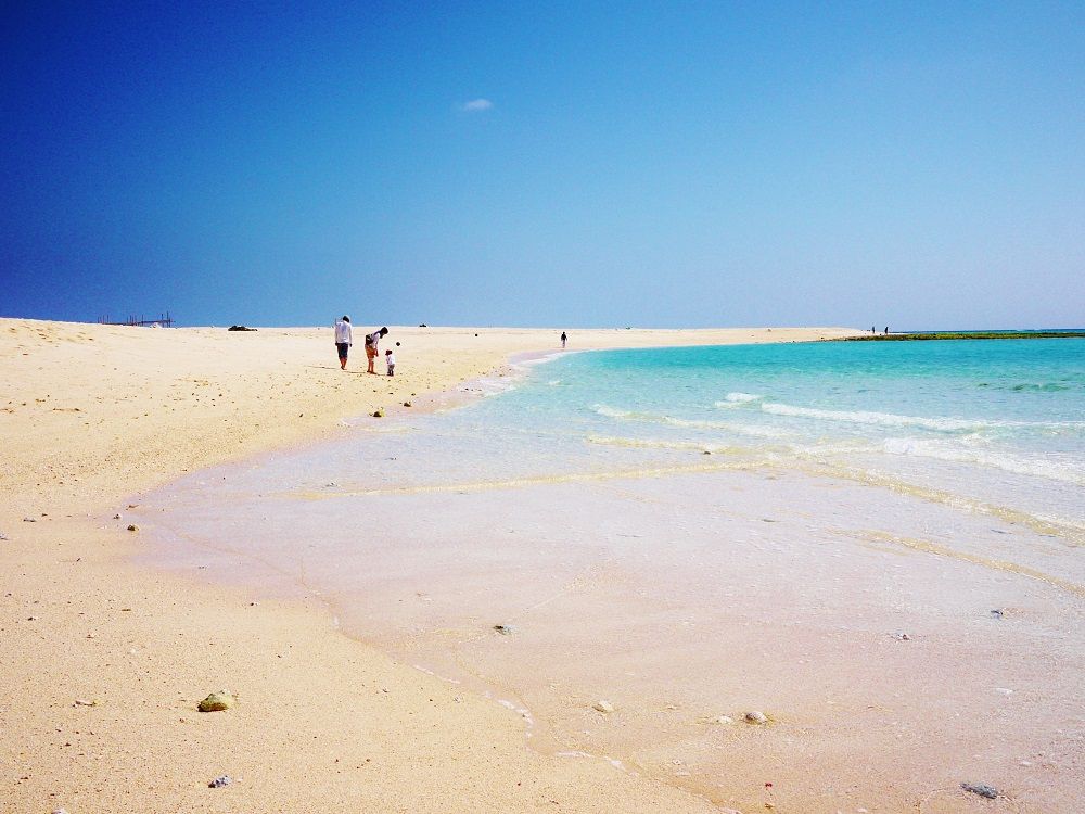 青い海と白い砂だけの世界！沖縄県久米島「はての浜」