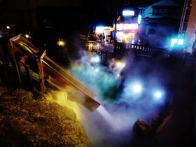 夜の草津温泉・湯畑ライトアップは最高の浴衣デートスポット