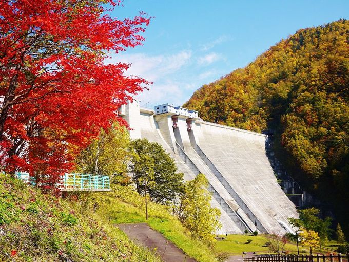 紅葉の美しさとダムの迫力が待っている秋の「定山渓ダム下流園地」