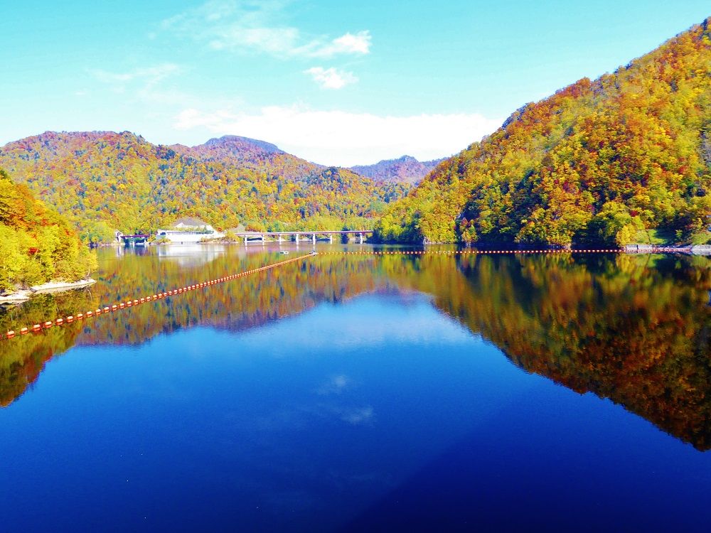 紅葉と「定山渓ダム」がつくり出した「さっぽろ湖」の絶景！