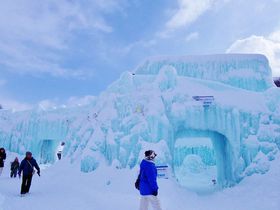 支笏湖ブルーに輝く美しき氷の祭典！千歳・支笏湖氷濤まつり