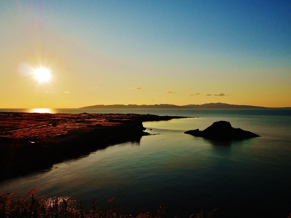 礼文島と水平線に沈む夕日を臨む感動の絶景！