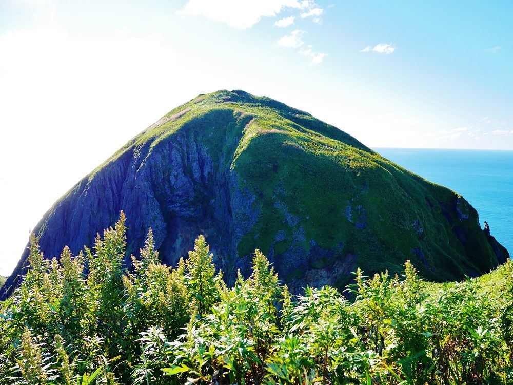 自然が作った美しい巨岩を見物に「桃岩展望台」まで歩こう