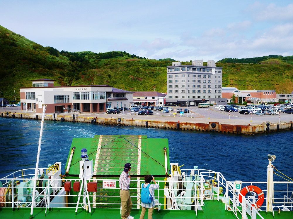 フェリー船上から眺める港は、ほっこりとする島の風景