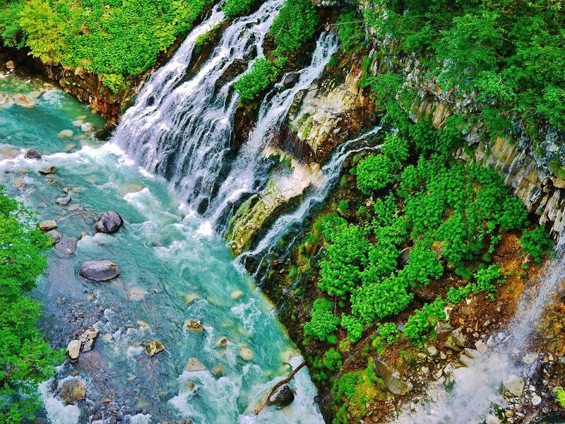 青の神秘！北海道美瑛町コバルトブルーの渓流と白ひげの滝