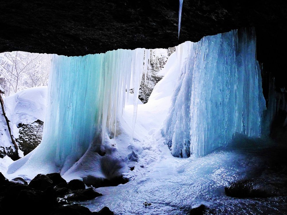 氷の世界へようこそ。裏見の滝「穴滝」神秘の絶景！