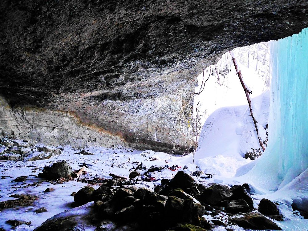 氷の世界へようこそ。裏見の滝「穴滝」神秘の絶景！