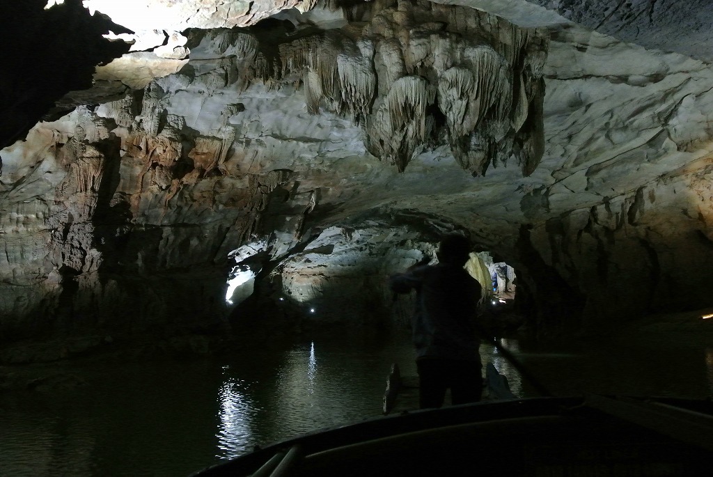 フォンニャ洞窟へはボートでアクセス