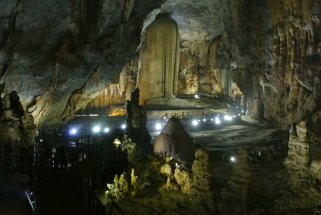 惑星か地底王国のよう？ベトナム・フォンニャケバンで迫力の洞窟探検