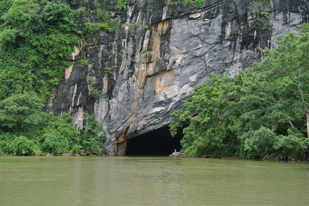 フォンニャ洞窟へはボートでアクセス