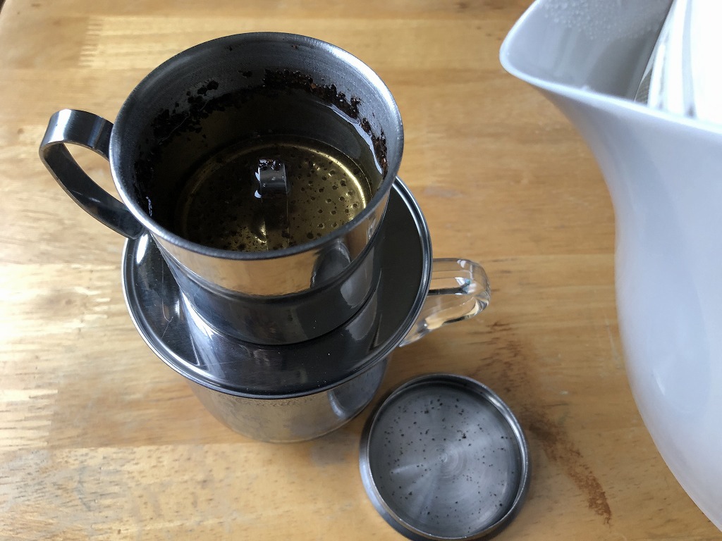 その2：お湯を注いで濃いめのコーヒーをつくる