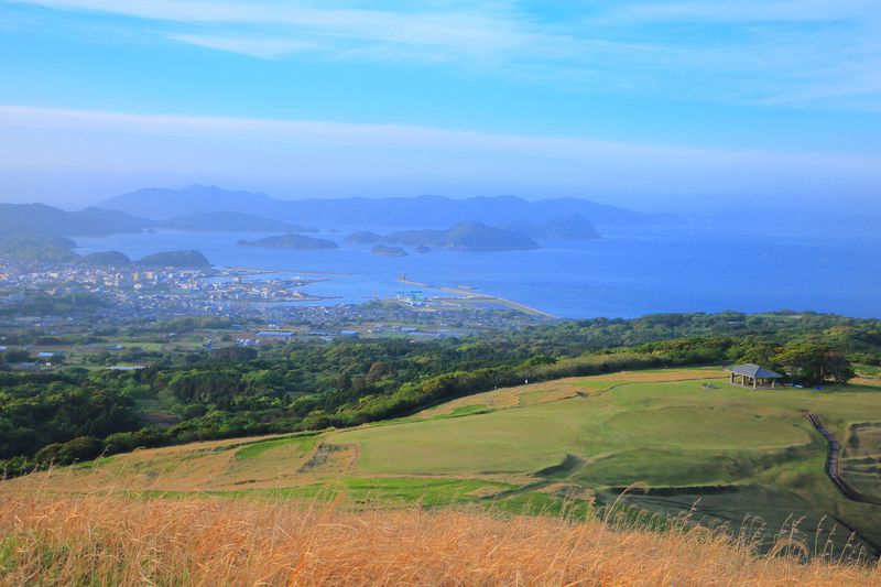 まるで阿蘇のよう!?五島列島・福江島のシンボル「鬼岳」の絶景 | 長崎県 | LINEトラベルjp 旅行ガイド