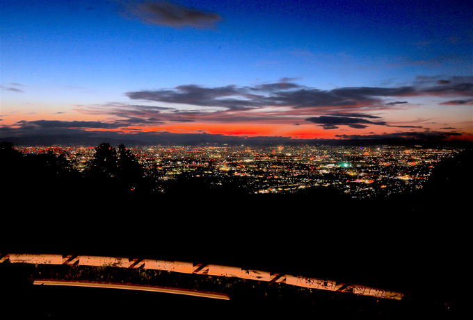 夕焼けと夜景のコラボが美しい！絶景の「十三峠展望台」