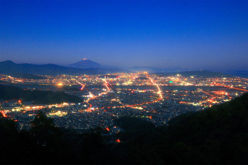 富士山と夜景のコラボ！静岡市「朝鮮岩」に広がる感動の絶景