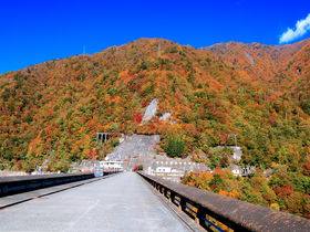 南アルプスの紅葉に抱かれる！秋の静岡「畑薙第一ダム」と赤石温泉