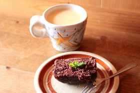 ���Ɉ�܂ꂽ���E�򕌌��ΓO���̃J�t�F�uMAGOEMON�v�Ńz�b�ƈꑧ�̋L���T���l�C��