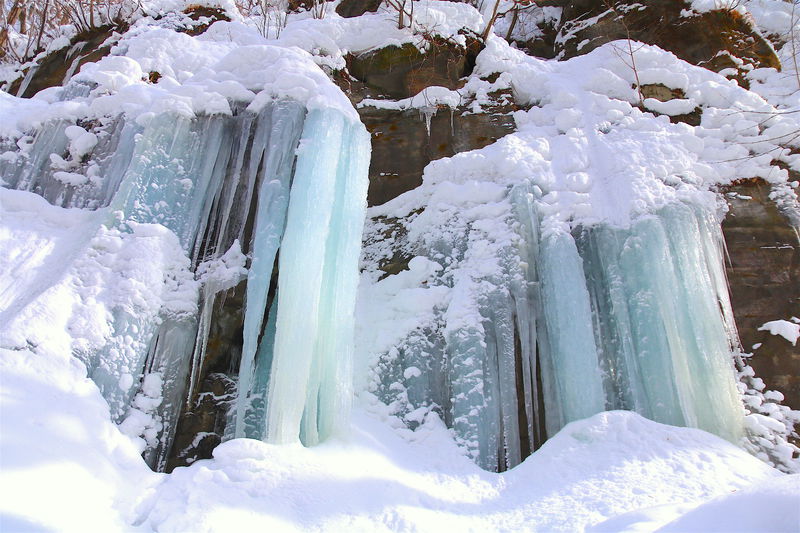 閉ざされた冬の絶景！青森「奥入瀬渓流」氷瀑氷柱巡りトレッキング
