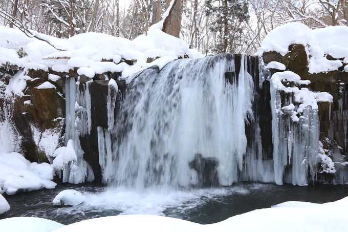 銚子大滝から氷瀑氷柱の連続！美しき冬の造形美