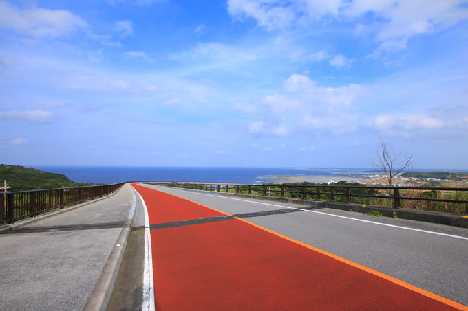 沖縄の美しい海へダイブ!?優美なカーブの「てぃーだ橋」